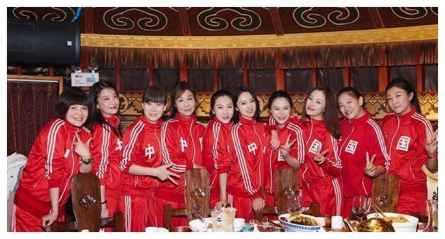董璇北影班19周年纪念日是大聚会，穿着“中国女排”衣服