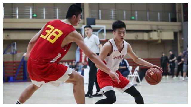 国青男篮U18再次惨败，内外线被完爆，李楠之子让人失望