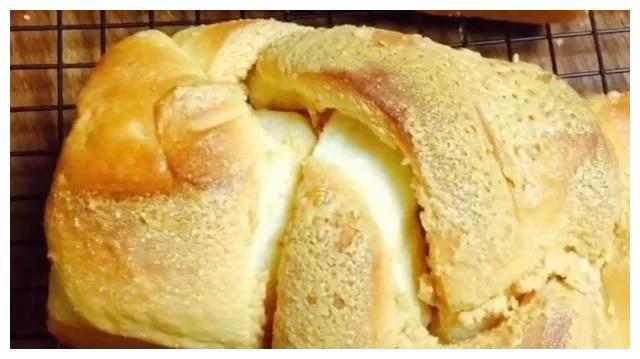 做面包时糖、油、盐、酵母、水的黄金比例，学会它做出完美的面包