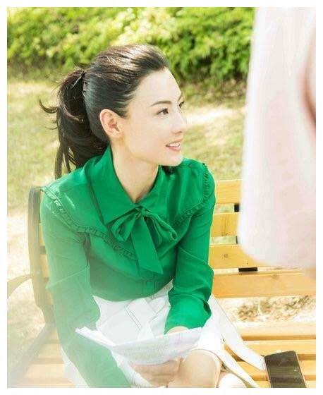 王菲张柏芝同穿绿色款衣服，不过一个像少女，一个像舞女
