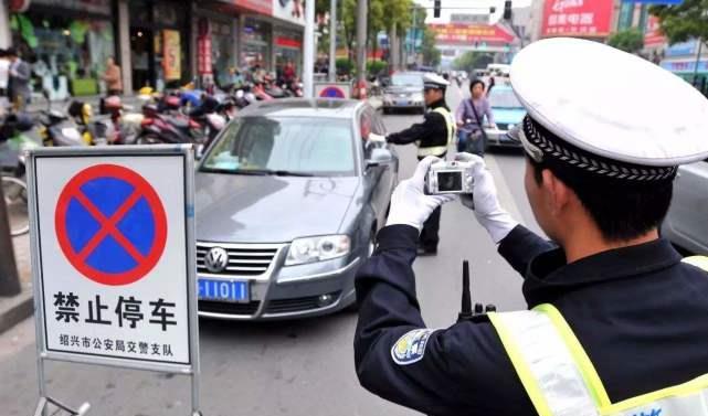 私家车违停堵出口，路人本想破口大骂，看到车内一张纸我错了