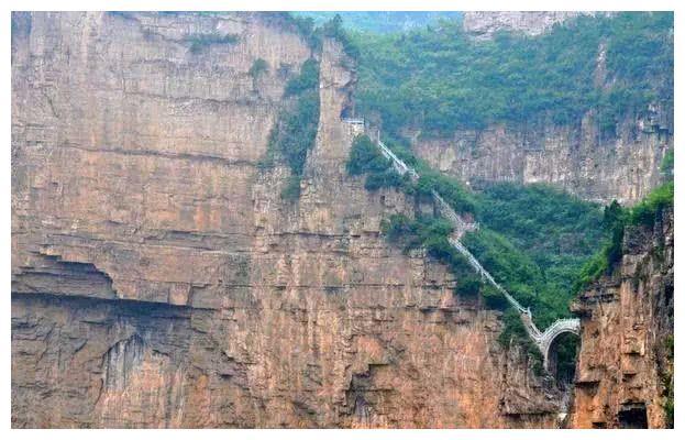 中国最“隐秘”的村庄，拥有最震撼的美景，出门需爬2000级台阶