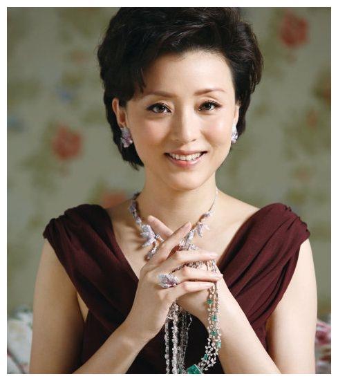 “央视名嘴”杨澜，51岁事业仍在巅峰，被百亿富豪老公宠成少女