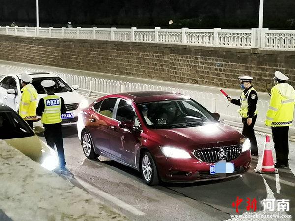 一司机醉酒驾驶昏睡红绿灯路口 许昌市建安区交警大队立案查处