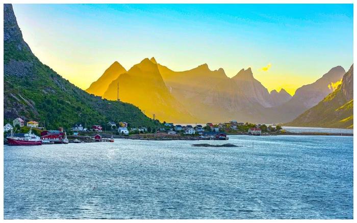 挪威“隐世渔村”美如仙境，夏季看午夜太阳，冬天赏北极光