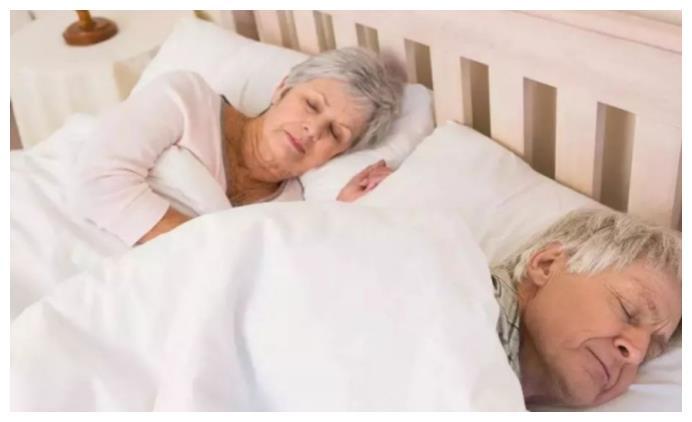 让孩子跟着老人睡觉，有四个不好的地方，家长应该要知道