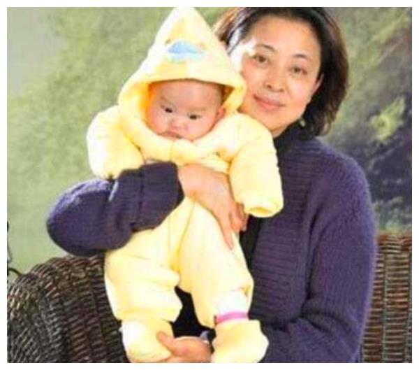 昔日央视一姐倪萍，工作顺遂感情却遭重锤，如今儿子康复生活平淡