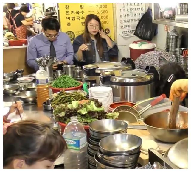 韩国路边的拌面小摊，老板纯手工制作的面条，顾客都坐不下了