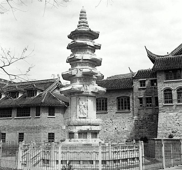 江苏南京1945年，明城墙下的昔日风景