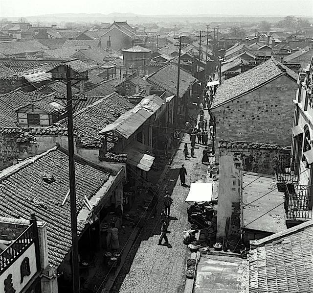 江苏南京1945年，明城墙下的昔日风景