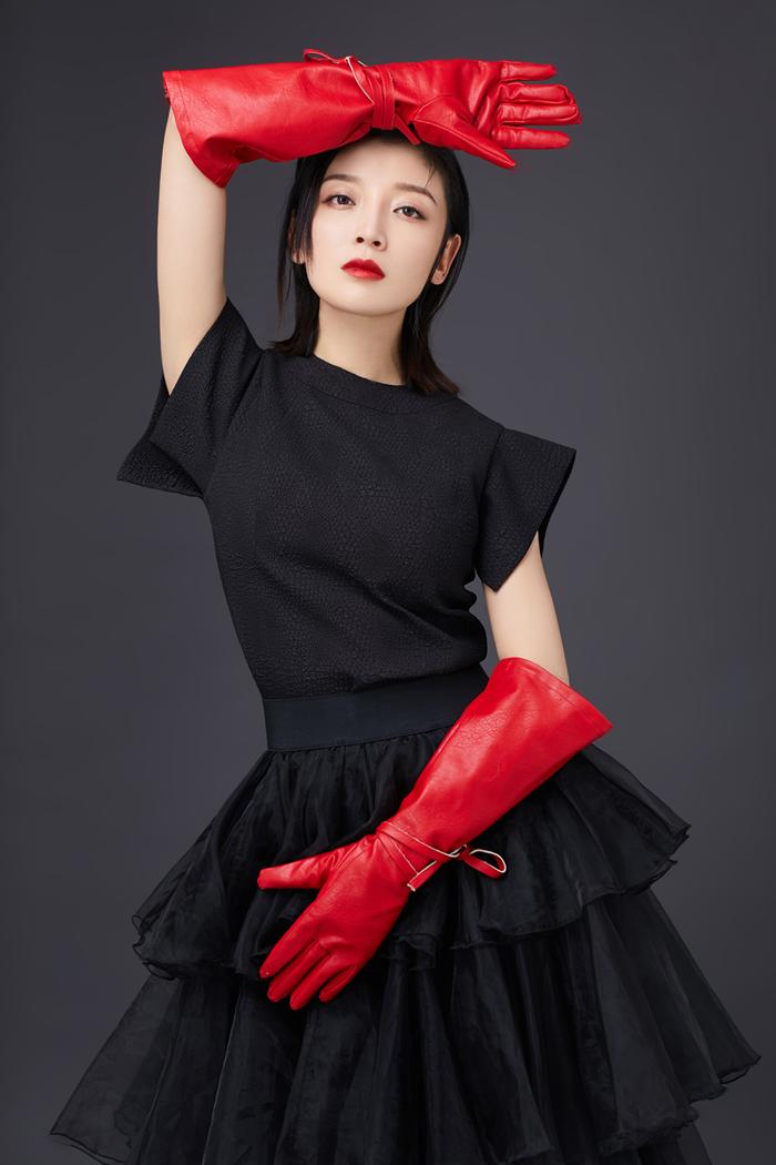 高晓菲新写真复古与时尚完美结合 演绎“赤色浪漫”