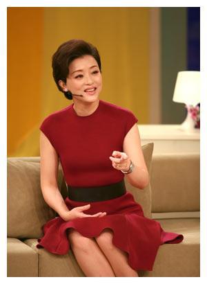 “央视名嘴”杨澜，51岁事业仍在巅峰，被百亿富豪老公宠成少女