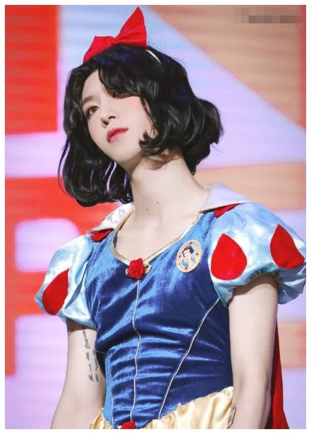 范丞丞穿女装扮白雪公主 比范冰冰还要美艳