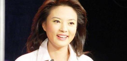 前央视主持人刘芳菲很少露面，皮肤光滑白皙，４３岁仍未婚无子