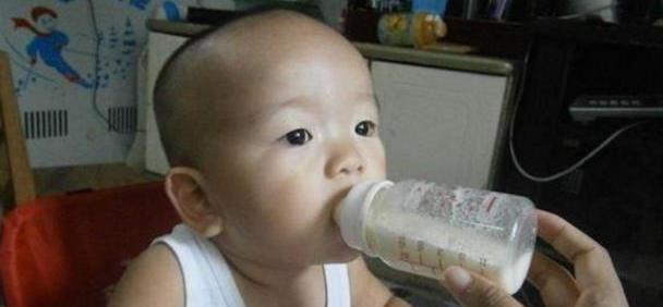 １岁儿子只喝奶奶冲的奶粉，宝爸一脸费解，偷尝一口后无奈叹气