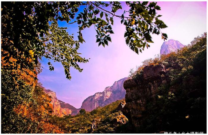 河南大美景点云台山，峡谷石都是红色，瀑、潭、溪，泉美不胜收！