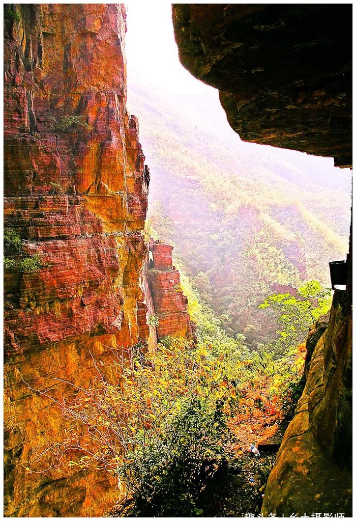 河南大美景点云台山，峡谷石都是红色，瀑、潭、溪，泉美不胜收！