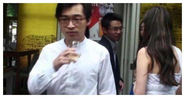 守孝期未过，赌王儿子何猷亨密会前女友，藕断丝连还是脚踏两船？