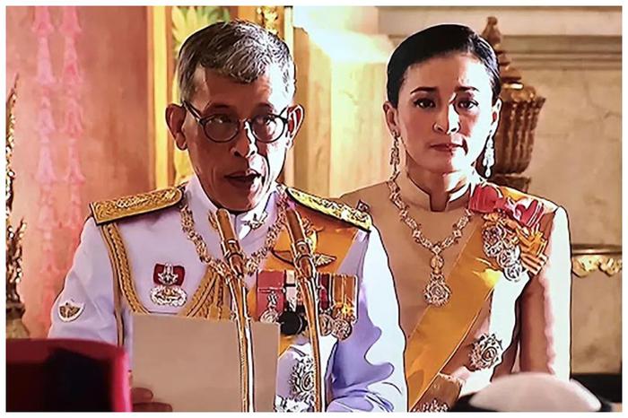 42岁苏提达太值了，下跪枕边人12年，终于与泰国同登皇家纪念册