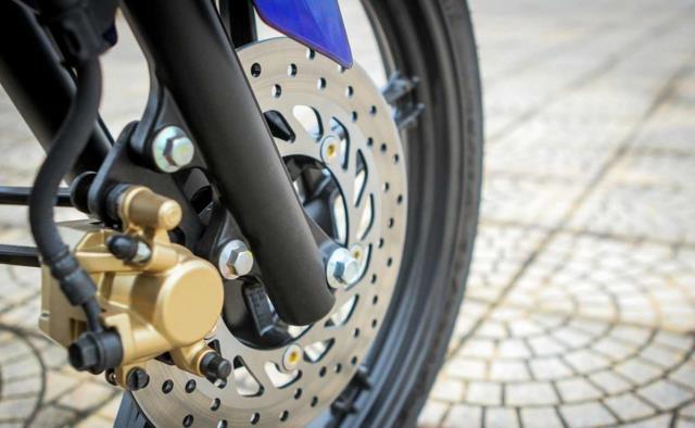摩托车知识分享：为什么刹车制盘上有很多孔？
