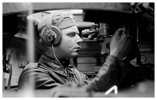 图说：从贝雷帽到苏式棉帽 为什么二战德军坦克兵只要一副耳机？