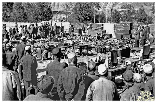 50年代批斗地主老照片：图3地主跪在批斗台上，图8百姓正在分东西