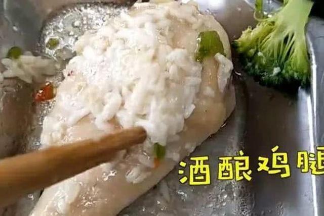 大学食堂的“奇葩”美食，“原谅色”油条不算啥，最后一个太美味