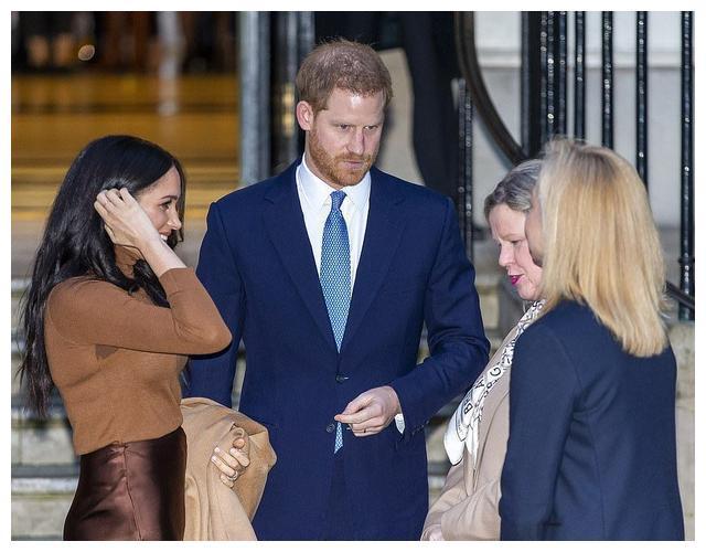 英国女王38岁外孙女亮相赛马场！一身深蓝色太高贵，比梅根贵气啊