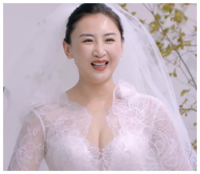 何雯娜穿白色婚纱办婚礼，刘泳希传统婚服，林丽吟的造型就厉害了