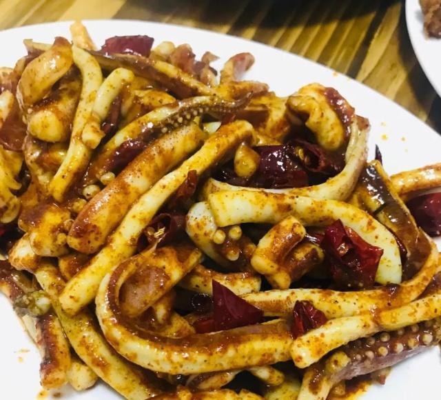 青岛台东地道的二十几年苍蝇小馆子，特色菜有一半都是川菜，辣