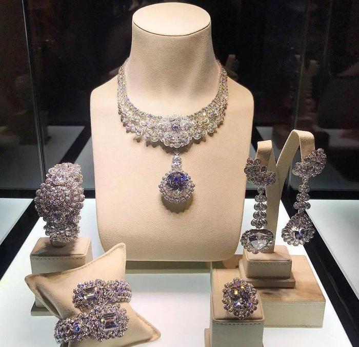 章子怡佩戴价值5亿的珠宝拍封面，网友称太壕了，贫穷限制想象