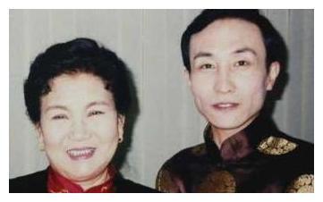 2000年，赵丽蓉临终前给巩汉林留16字，从此他再也也没上春晚
