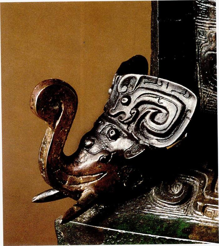 故宫珍藏宝物，商代的青铜器，带有铭文的亚方尊和亚方罍
