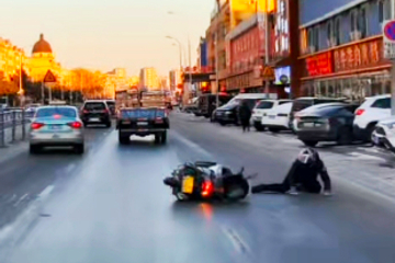 大连女车主马路上果断停车，前方路面一辆电动车突然摔倒……