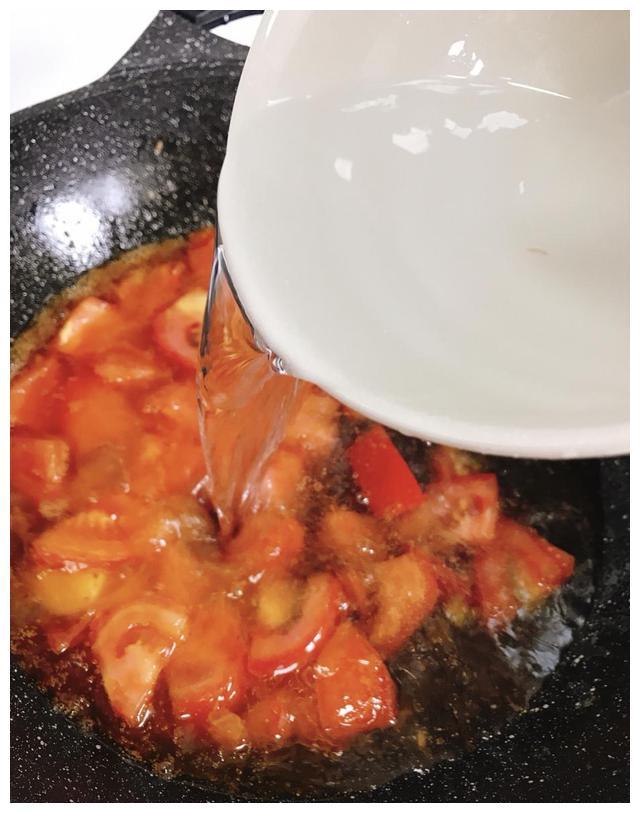 番茄牛腩正确的做法，先煎牛腩还是先炒番茄？做错不入味还生硬