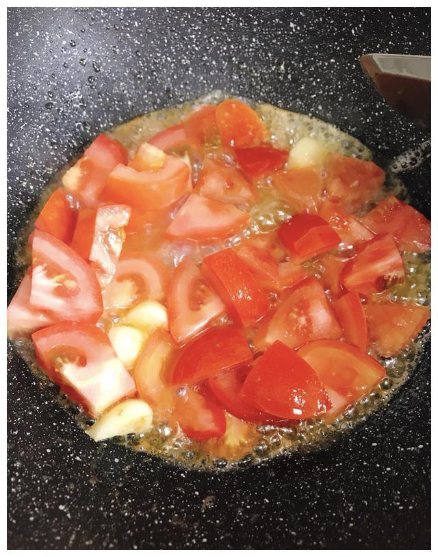 番茄牛腩正确的做法，先煎牛腩还是先炒番茄？做错不入味还生硬
