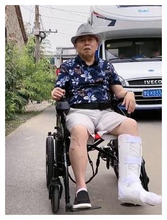 潘长江左脚粉碎性骨折，瘫坐轮椅难以行动，仍旧继续坚持拍戏