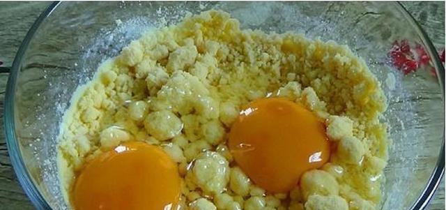 玉米面加鸡蛋这样做，不用蒸不用炸，松软可口，全家爱吃！