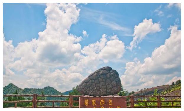 中国最“奇怪”丹霞景观，一阴一阳同处一山，风景中藏着三绝！