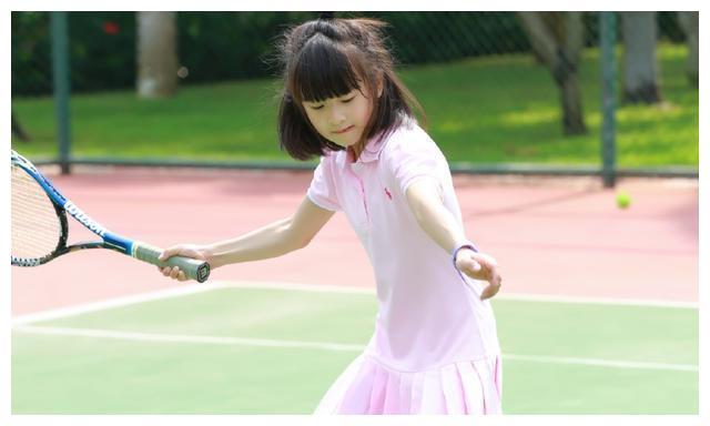 和爸爸田亮参加综艺走红，12岁森碟身高惊人，开启职业网球道路