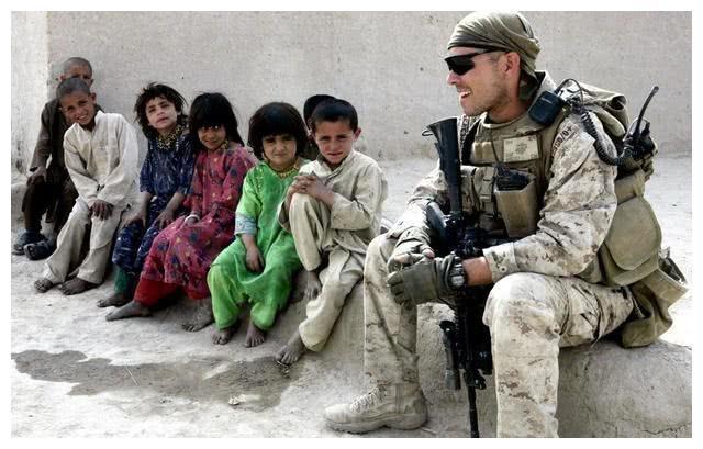 在中东，为什么美军被禁止给小孩发糖果？血的教训历历在目