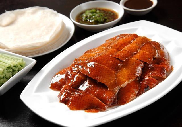 吃北京烤鸭被问：鸭架煲汤还是炸？该怎么回？懂行的人只说四个字