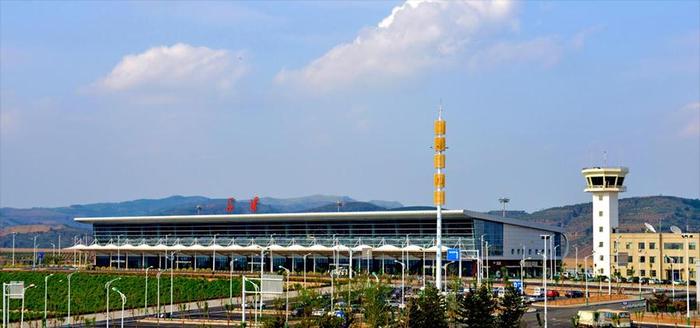 山西吕梁一个县，吕梁机场位于县内，拥有北武当景区