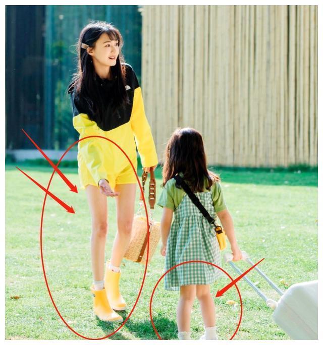 难过大家都说郑爽太瘦，当她跟孩子们玩耍，这腿是认真的吗？