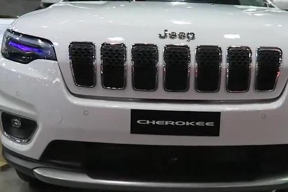 2020款吉普自由光4x4高清展示，打开车门看到内饰，我忘记了奇骏