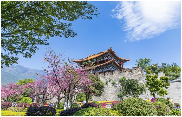 中国最美的“宜居之城”，四季风景如画，有钱人都在这里买房养老