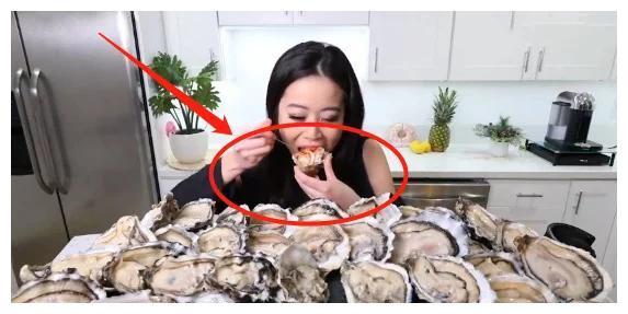 大胃王吃80个“巨型”生蚝，镜头拉远露馅，网友：你当我们瞎吗？