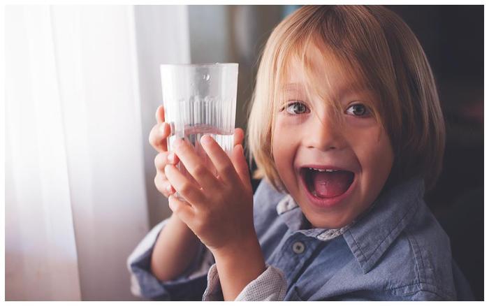 喝水能治便秘、咳嗽？这3种情况，让孩子多喝水，或会越喝越脱水