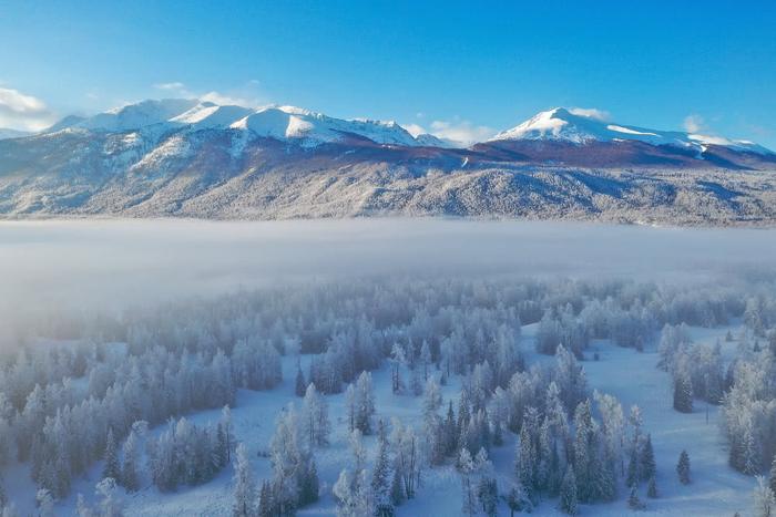 身处中国的冰雪仙境，仿若精致洁净的银色王国，如画般的冬日雪景