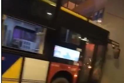 车祸猛于虎！广州荔湾区一公交车撞隧道，司机当场死亡12人受伤